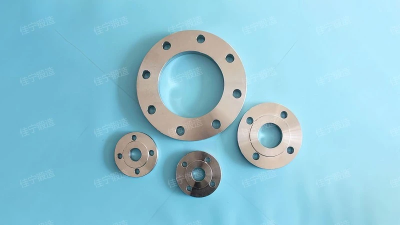 Bilateral threaded hole flange