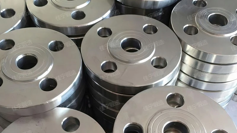 Bilateral threaded hole flange