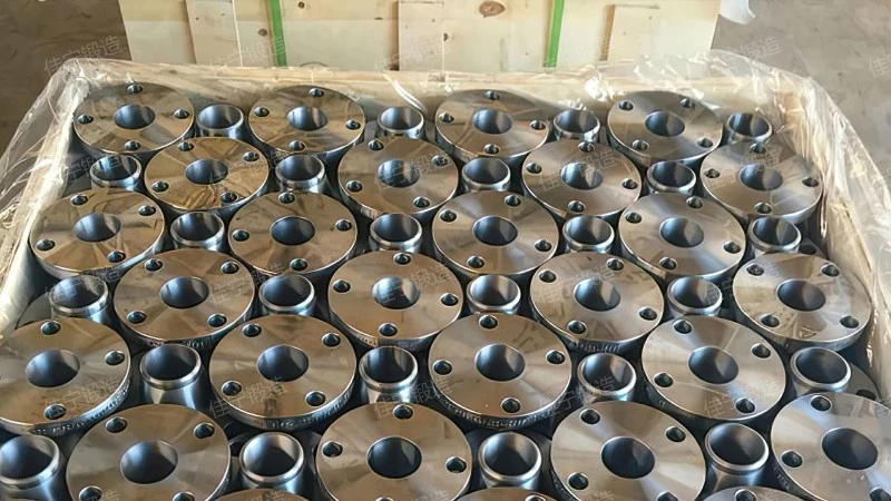 Convex flat welded pipe flange cover